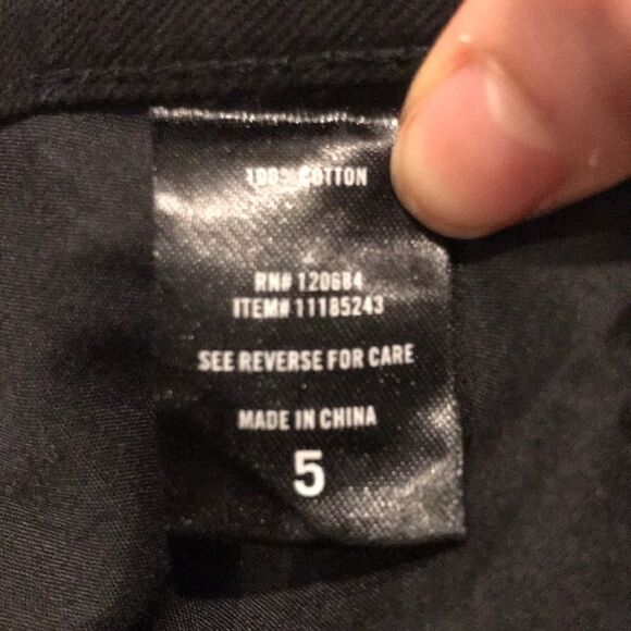 🔹NWOT Black Ripped Jean Shorts Junior’s Size 5 - Picture 5 of 8